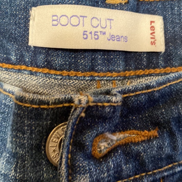 LEVI'S size Medium. - Picture 2 of 8